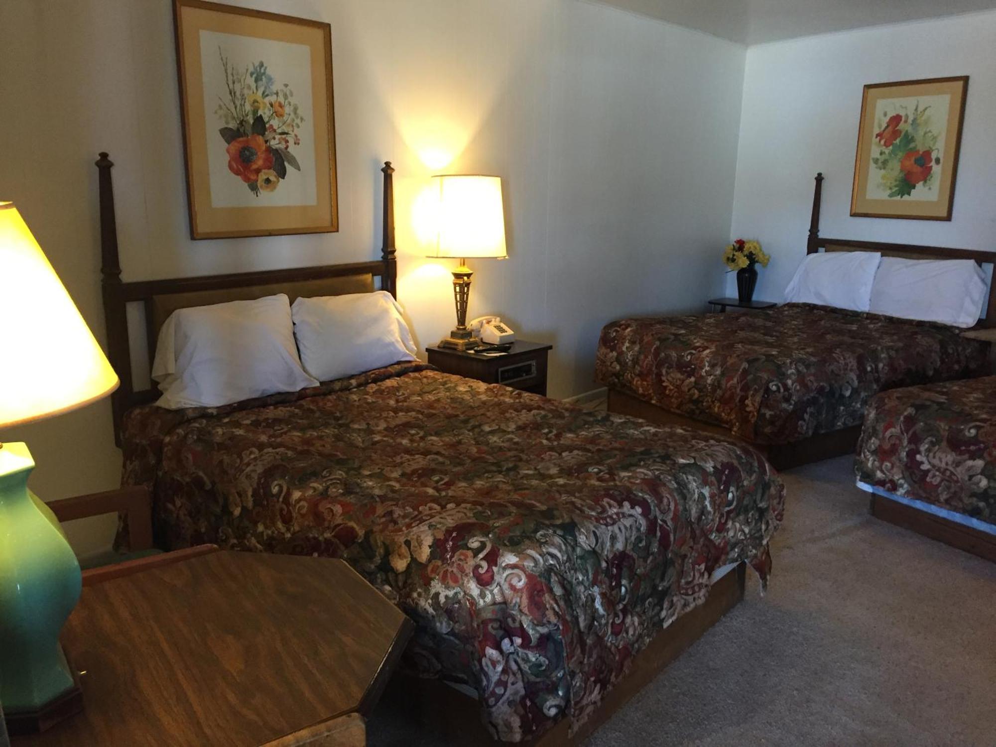 Rustic Motel Rolla Room photo