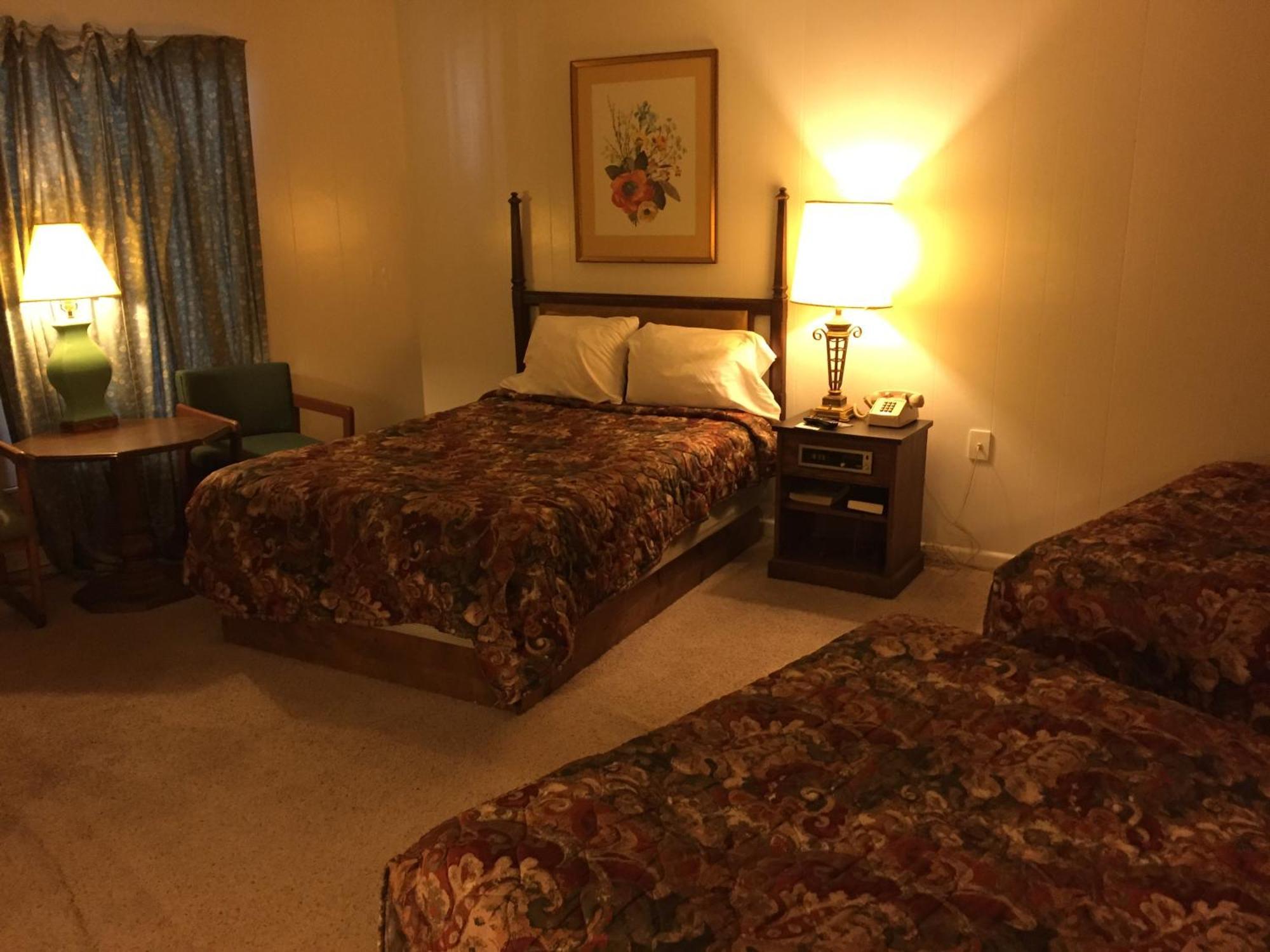 Rustic Motel Rolla Room photo